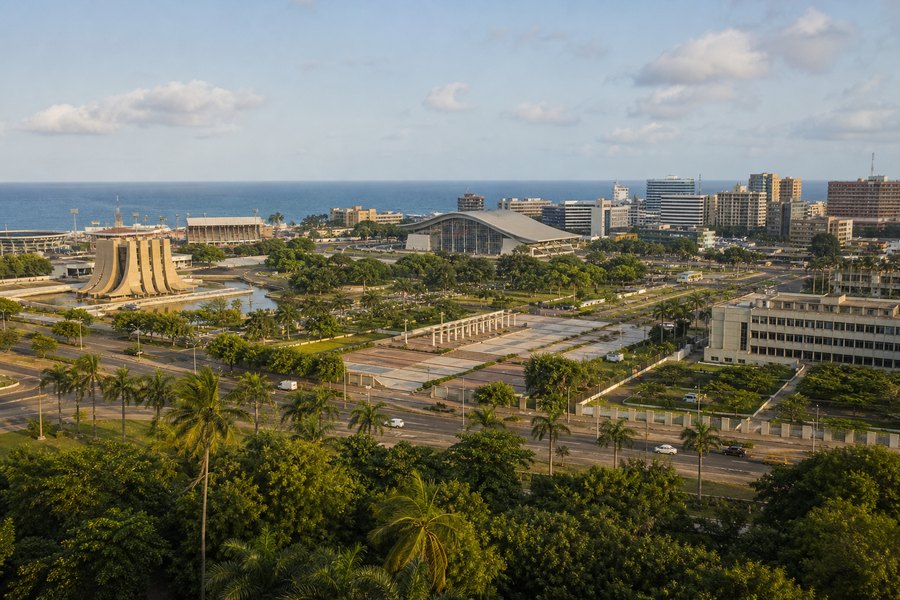 Illustration photographique : le front de mer, les palmiers et les espaces urbains d’Accra. Illustration éditoriale, scène imaginaire.