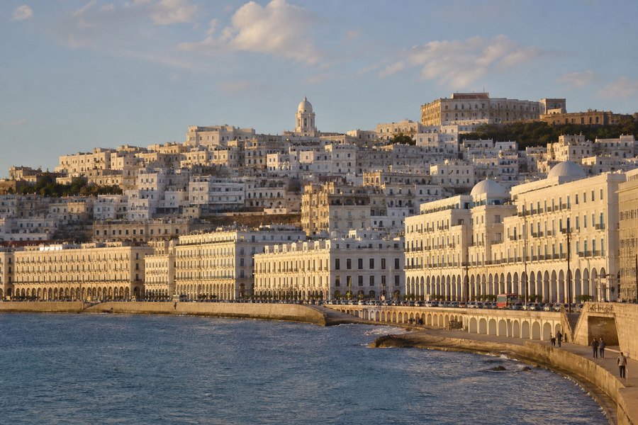 Illustration photographique : les façades blanches, les collines et le littoral méditerranéen d’Alger. Illustration éditoriale, scène imaginaire.