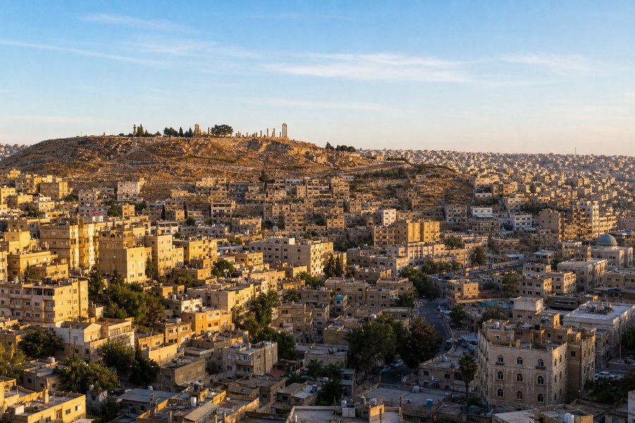 Illustration photographique : les collines de pierre claire et la citadelle d’Amman. Illustration éditoriale, scène imaginaire.
