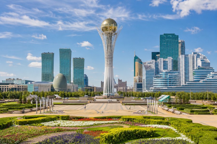 Illustration photographique : les boulevards paysagers et l’architecture contemporaine d’Astana. Illustration éditoriale, scène imaginaire.
