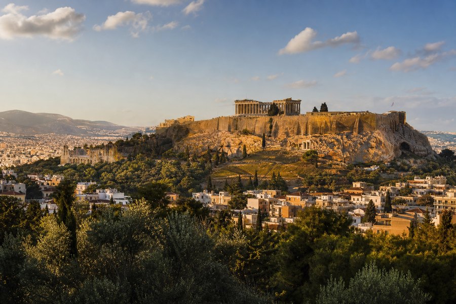 Illustration photographique : l’Acropole dominant les quartiers méditerranéens d’Athènes.
