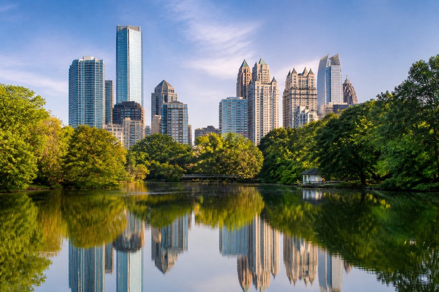 Illustration photographique : la ligne d’horizon d’Atlanta vue depuis un parc urbain arboré.