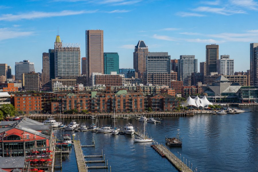 Illustration photographique : le port intérieur, les quais et les bâtiments de brique de Baltimore.