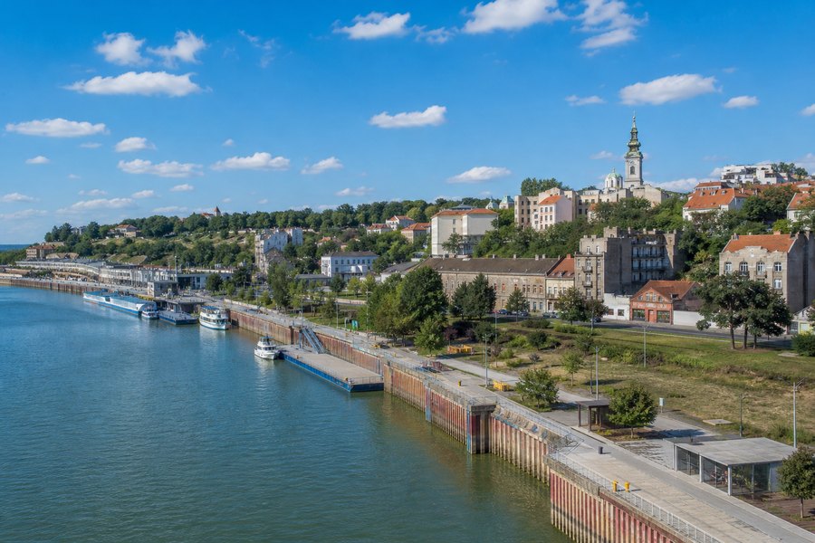 Illustration photographique : le confluent du Danube et de la Save, la forteresse et Belgrade. Illustration éditoriale, scène imaginaire.