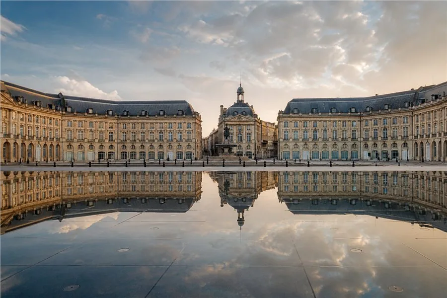 La place de la Bourse se reflétant dans le miroir d’eau à Bordeaux.