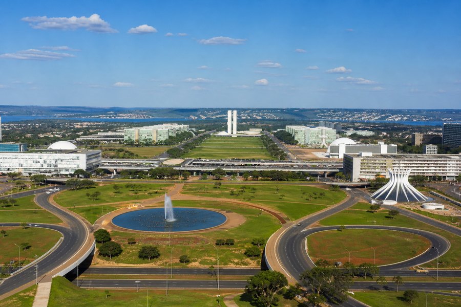 Illustration photographique : les perspectives modernistes, les jardins et les plans d’eau de Brasília.