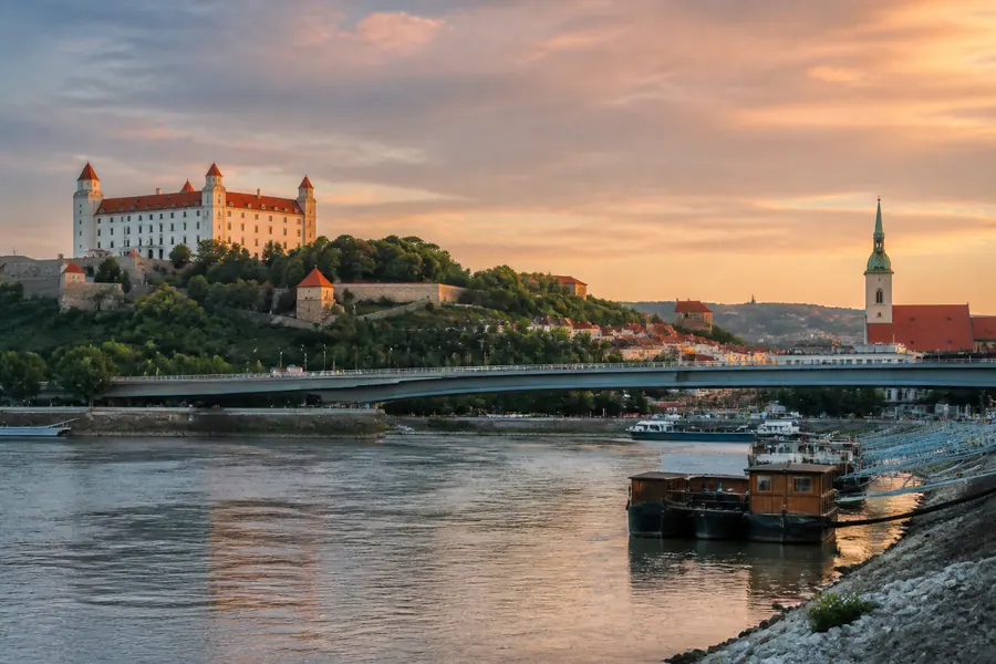 Illustration photographique : une vue éditoriale de Bratislava, Slovaquie. Illustration éditoriale, scène imaginaire.