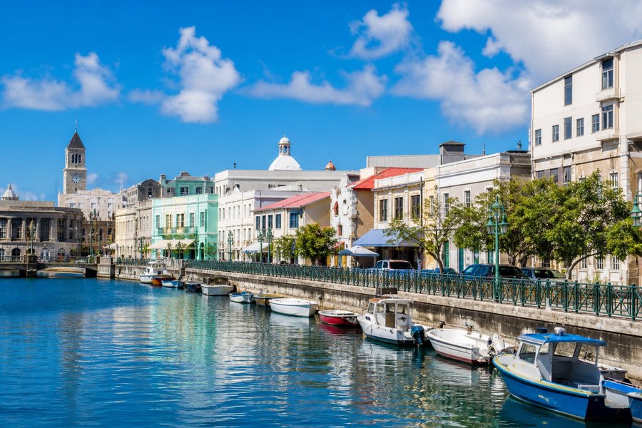 Illustration photographique : le port, les palmiers et l’architecture caribéenne de Bridgetown. Illustration éditoriale, scène imaginaire.