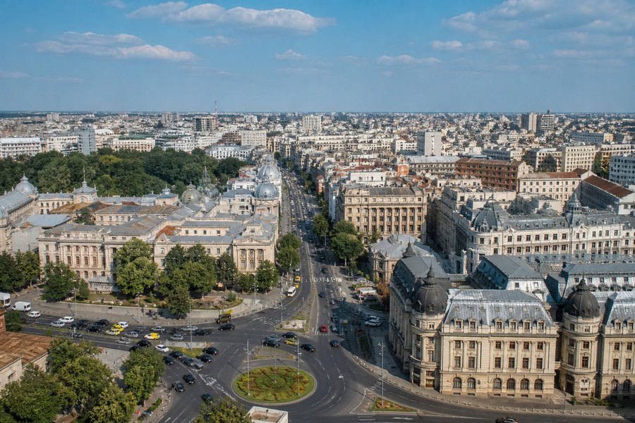 Illustration photographique : les boulevards arborés et l’architecture historique de Bucarest. Illustration éditoriale, scène imaginaire.