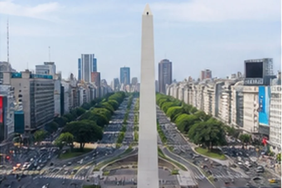 Illustration photographique : l’obélisque et l’avenue 9 de Julio à Buenos Aires. Illustration éditoriale, scène imaginaire.