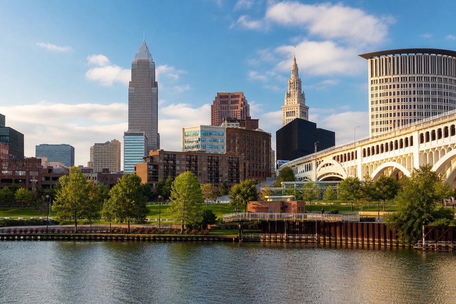 Illustration photographique : le lac Érié, les parcs de rive et le centre-ville de Cleveland.