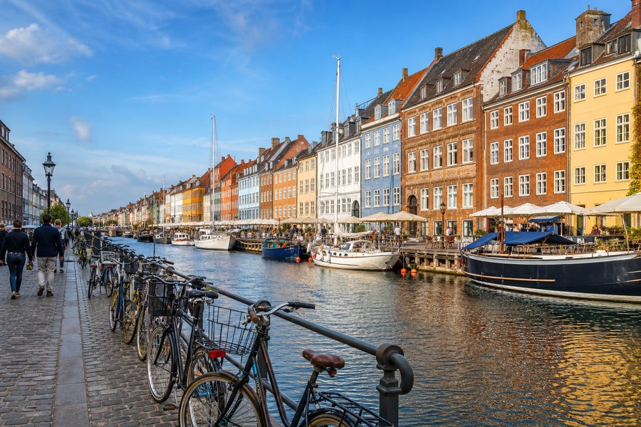 Illustration photographique : les quais colorés, les vélos et les bateaux de Copenhague.