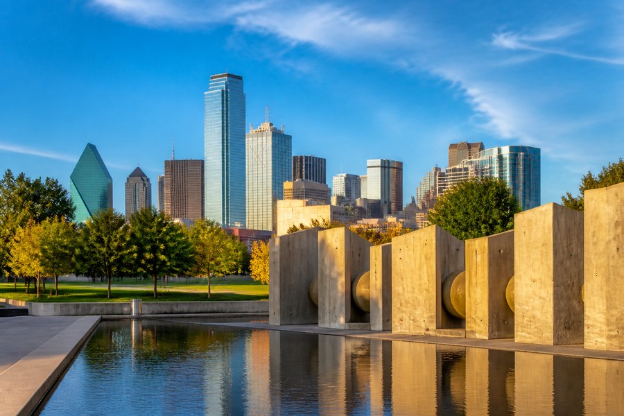 Illustration photographique : le centre de Dallas, ses parcs et son architecture contemporaine.