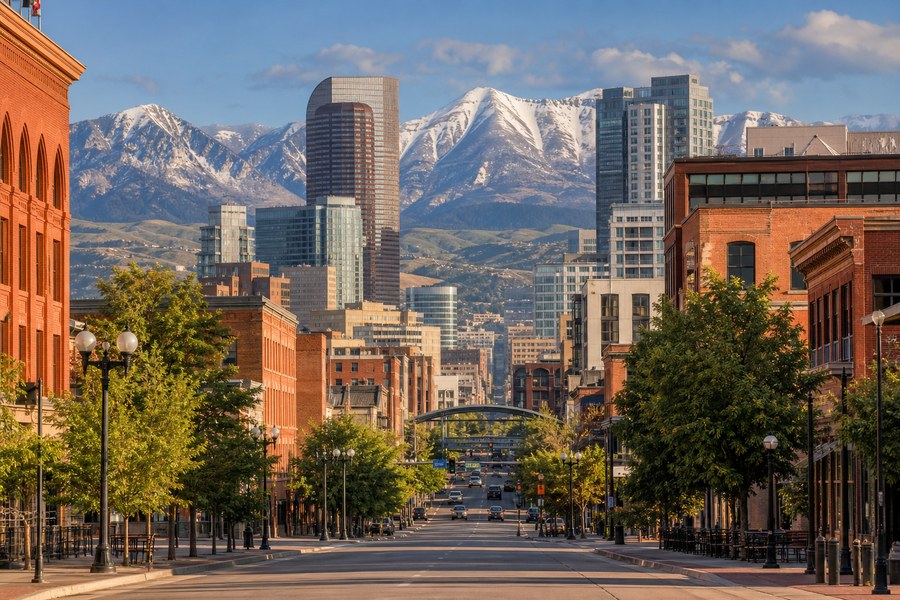 Illustration photographique : le centre de Denver devant les montagnes Rocheuses.