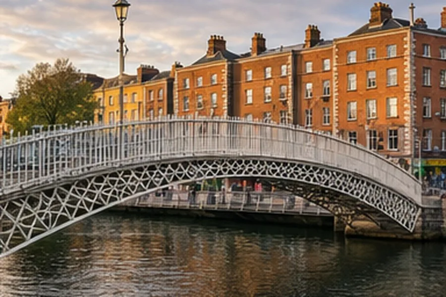 Illustration photographique : le Ha’penny Bridge et les quais de Dublin. Illustration éditoriale, scène imaginaire.