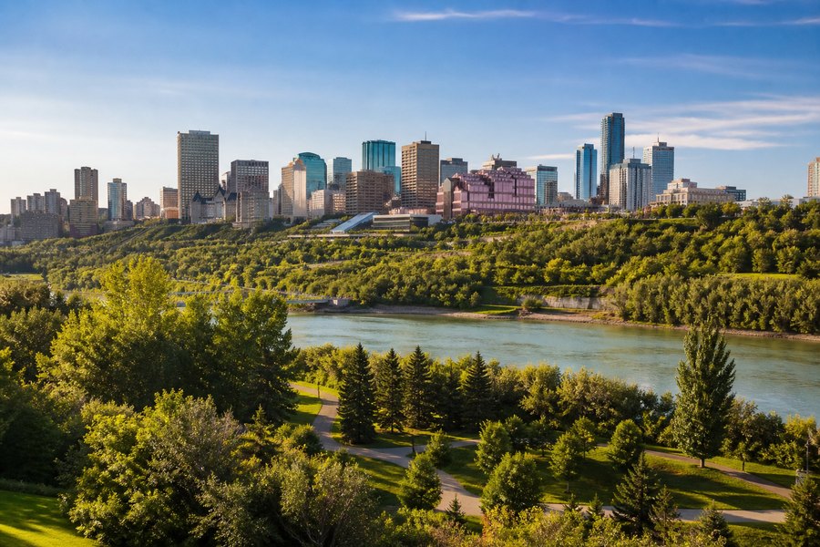 Illustration photographique : la vallée de la Saskatchewan Nord, les arbres et Edmonton.
