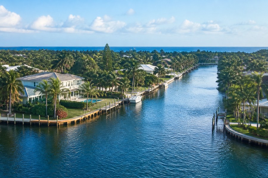 Illustration photographique : les canaux, les palmiers et le littoral de Fort Lauderdale.
