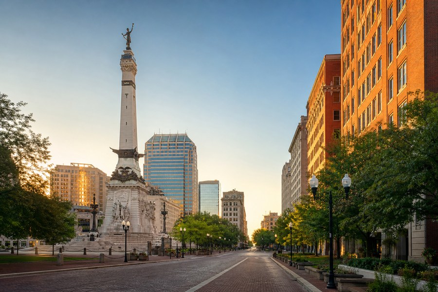 Illustration photographique : le monument civique et les avenues arborées d’Indianapolis.