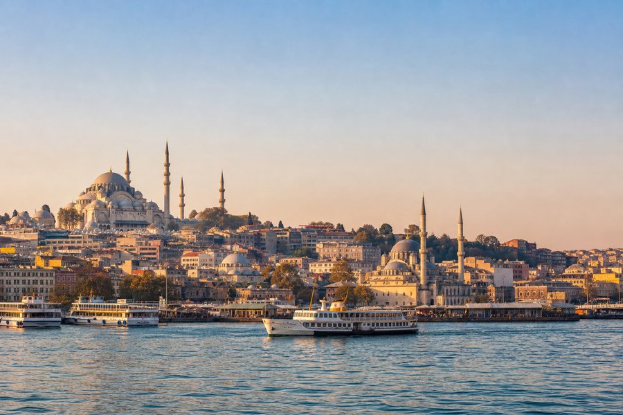 Illustration photographique : le Bosphore, les ferries et le panorama historique d’Istanbul. Illustration éditoriale, scène imaginaire.
