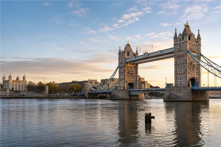 Tower Bridge et la Tamise à Londres au petit matin.