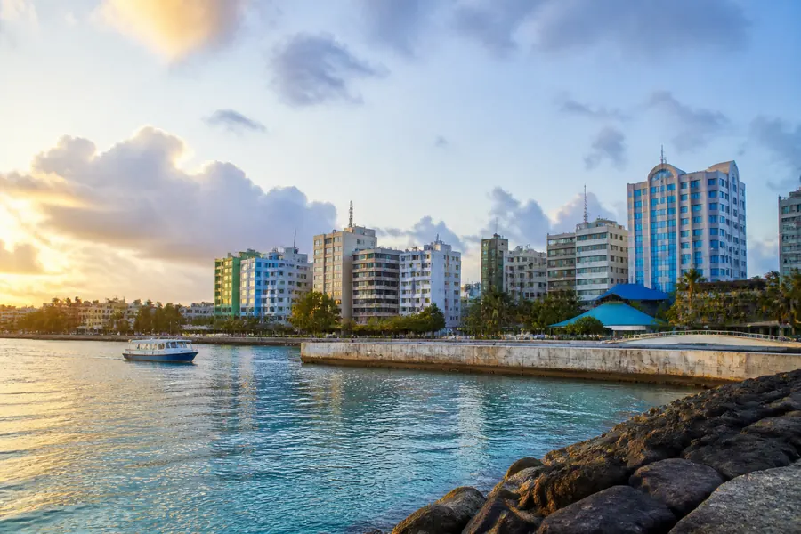 Illustration photographique : une vue éditoriale de Malé, Maldives. Illustration éditoriale, scène imaginaire.