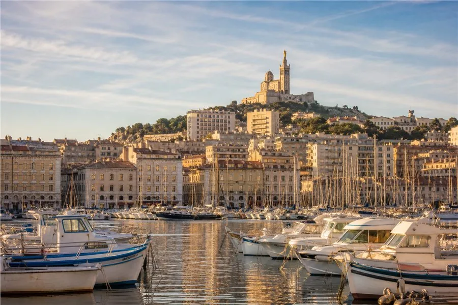 Le Vieux-Port de Marseille et Notre-Dame de la Garde.
