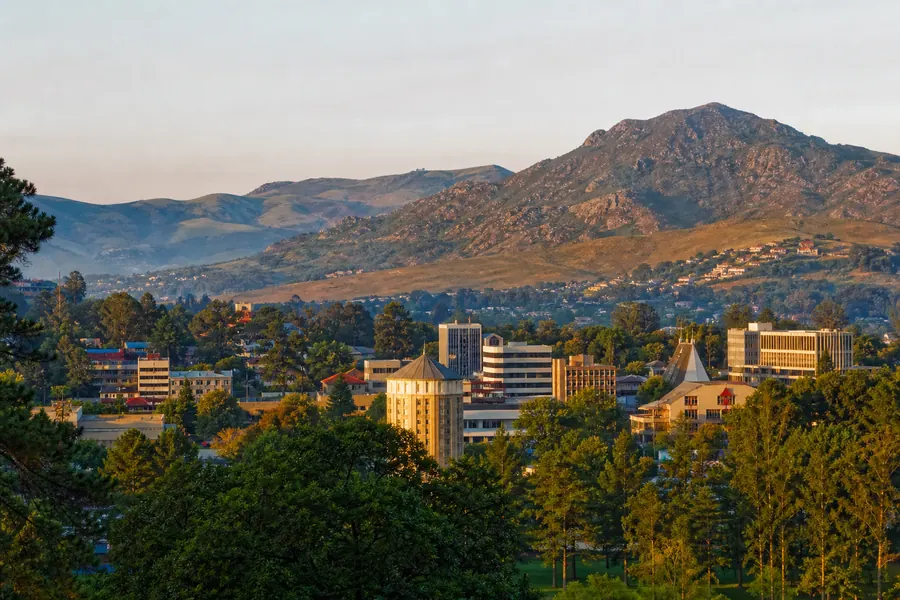 Illustration photographique : une vue éditoriale de Mbabane, Eswatini. Illustration éditoriale, scène imaginaire.