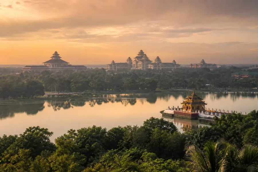 Illustration photographique : une vue éditoriale de Nay Pyi Taw, Myanmar. Illustration éditoriale, scène imaginaire.