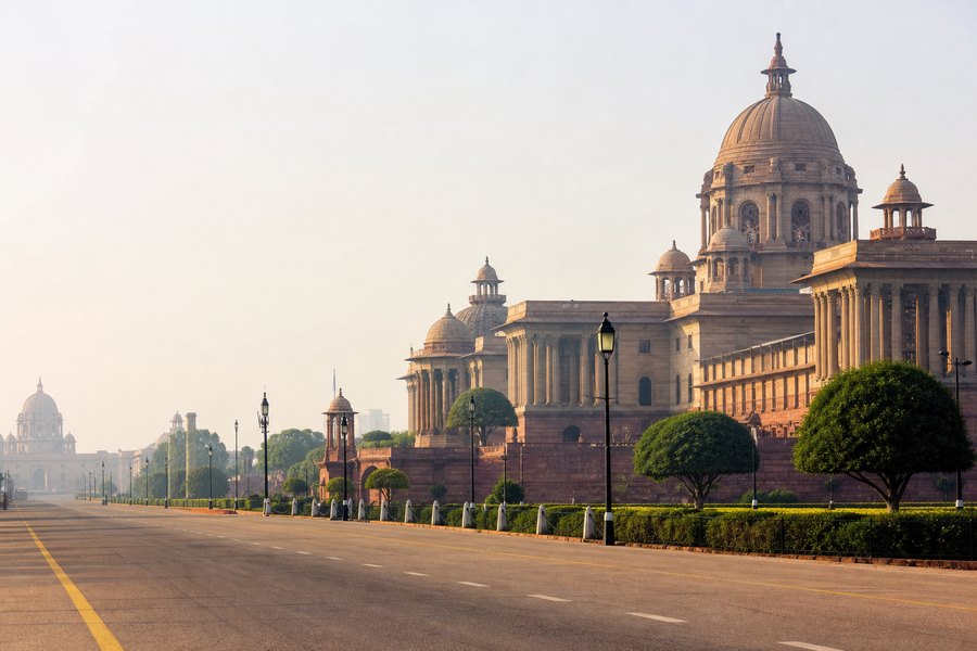 Illustration photographique : les avenues arborées et l’architecture monumentale de New Delhi. Illustration éditoriale, scène imaginaire.