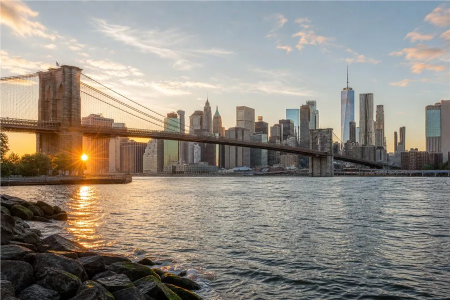 Le pont de Brooklyn et la silhouette de Manhattan à New York. Illustration éditoriale, scène imaginaire.