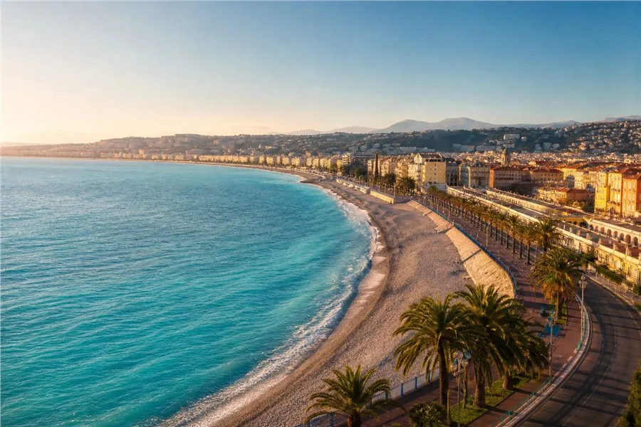 La baie des Anges et la promenade des Anglais à Nice.