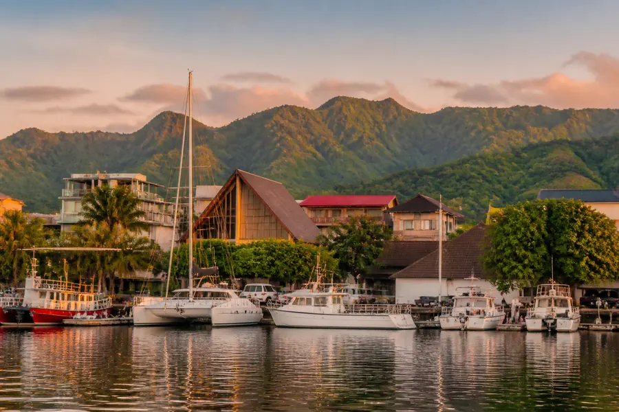 Illustration photographique : une vue éditoriale de Papeete, Polynésie française. Illustration éditoriale, scène imaginaire.