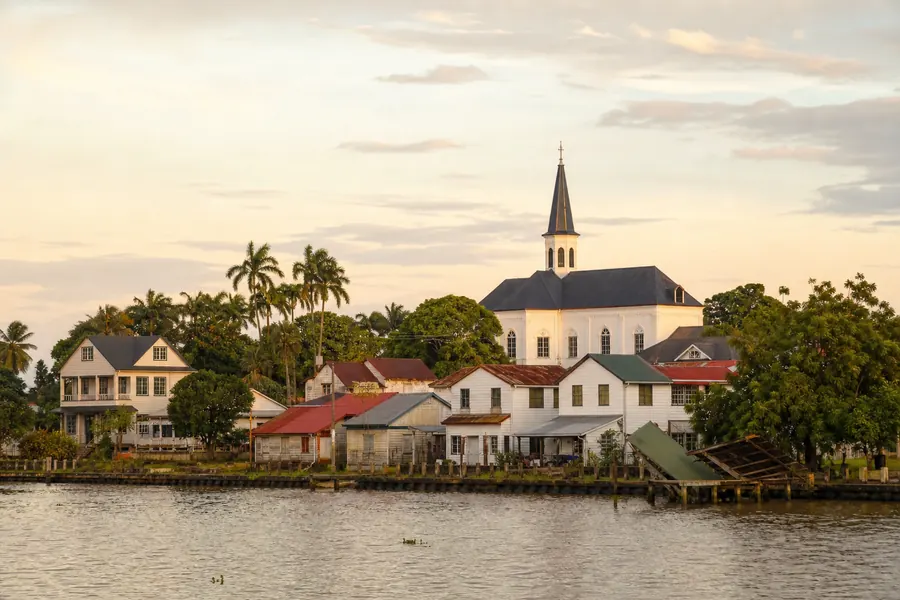 Illustration photographique : une vue éditoriale de Paramaribo, Suriname. Illustration éditoriale, scène imaginaire.