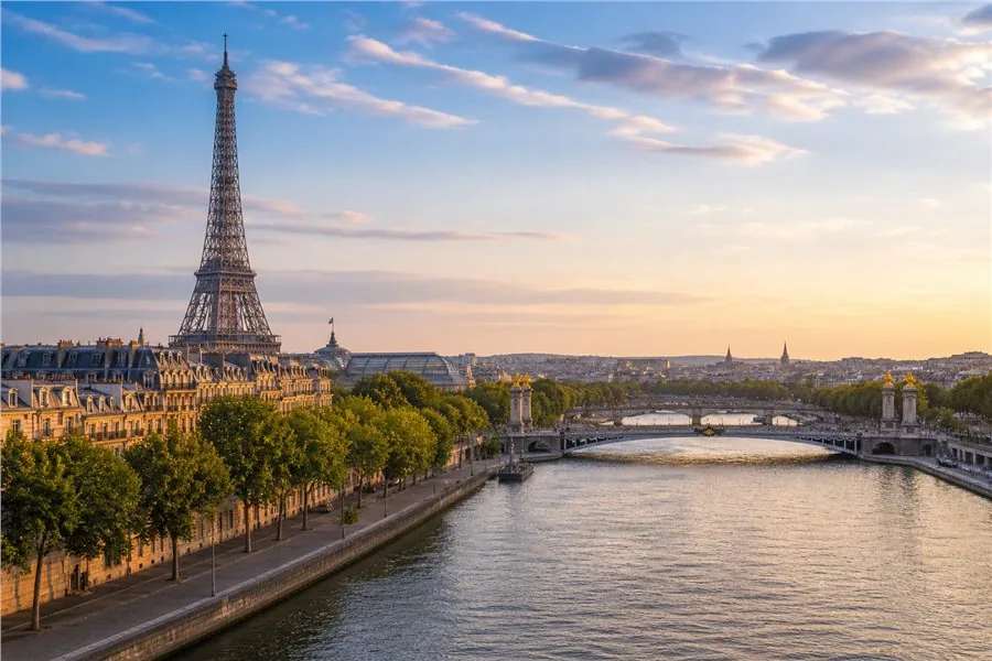 La Seine et la tour Eiffel à Paris au lever du jour.