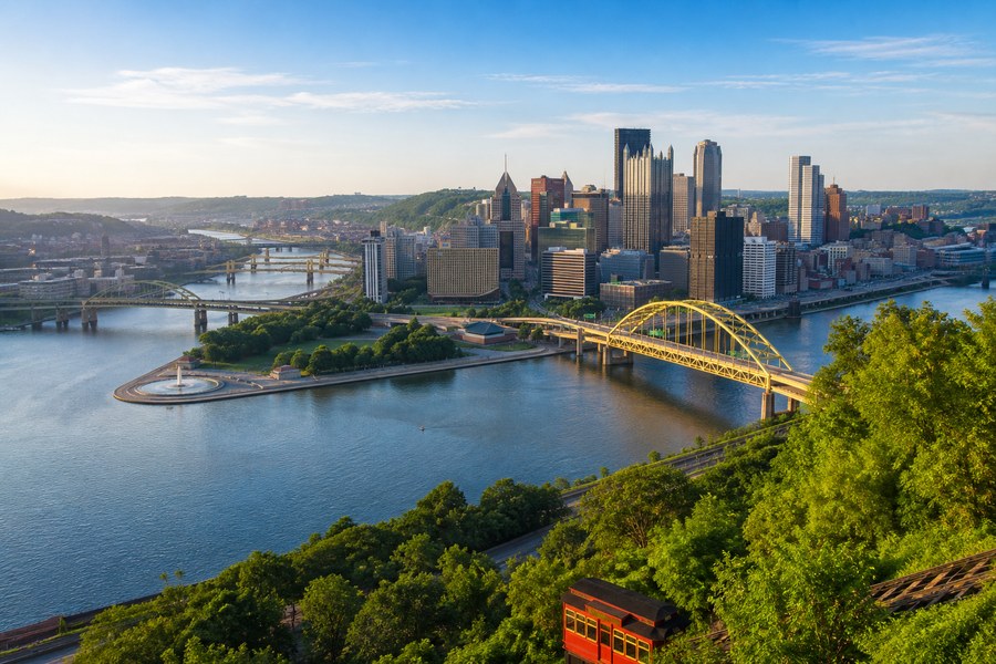 Illustration photographique : les rivières, les ponts et les collines de Pittsburgh.