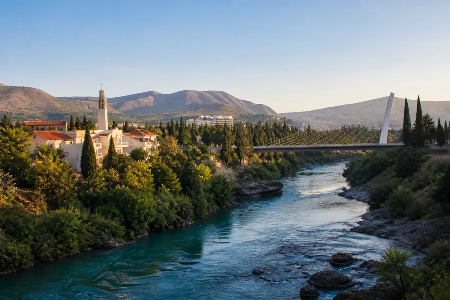 Illustration photographique : une vue éditoriale de Podgorica, Monténégro. Illustration éditoriale, scène imaginaire.