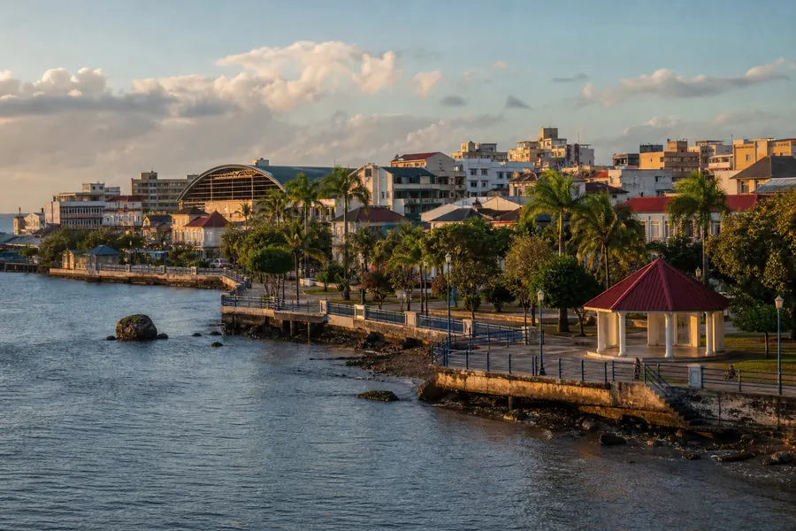 Illustration photographique : une vue éditoriale de Pointe-à-Pitre, Guadeloupe. Illustration éditoriale, scène imaginaire.
