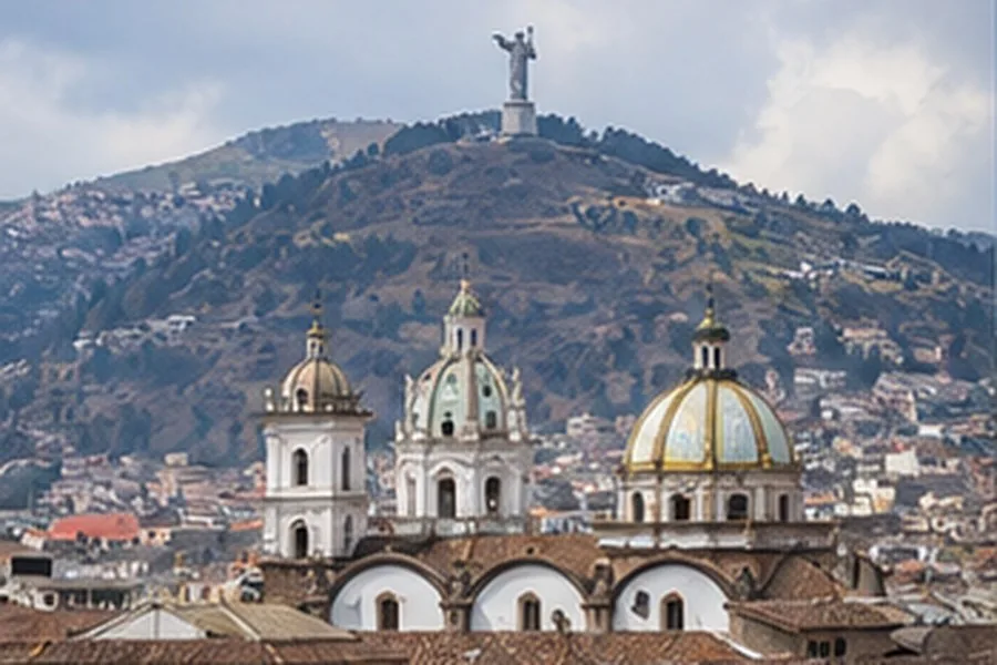 Illustration photographique : le centre historique de Quito dans son cadre andin. Illustration éditoriale, scène imaginaire.