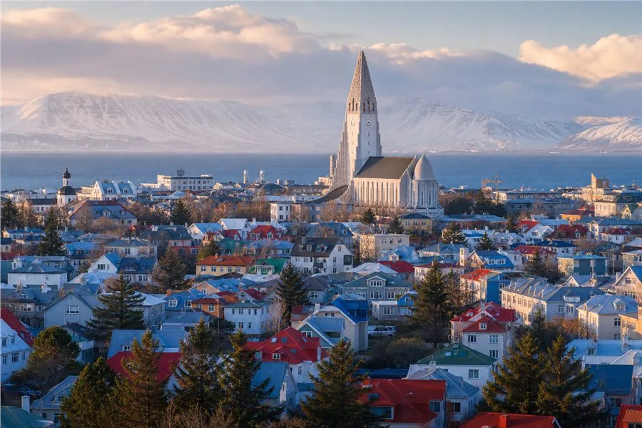 Les toits colorés de Reykjavik et l’église Hallgrímskirkja. Illustration éditoriale, scène imaginaire.