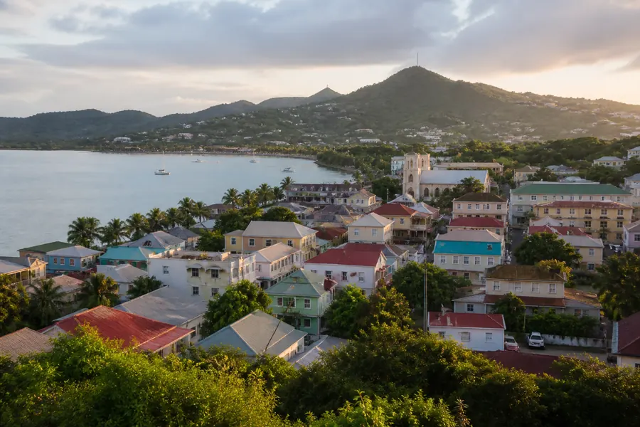 Illustration photographique : une vue éditoriale de Saint John’s, Antigua-et-Barbuda. Illustration éditoriale, scène imaginaire.