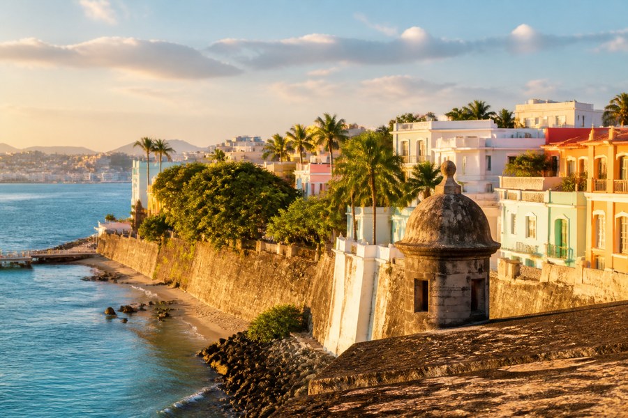 Illustration photographique : les façades colorées et le front de mer historique de San Juan. Illustration éditoriale, scène imaginaire.