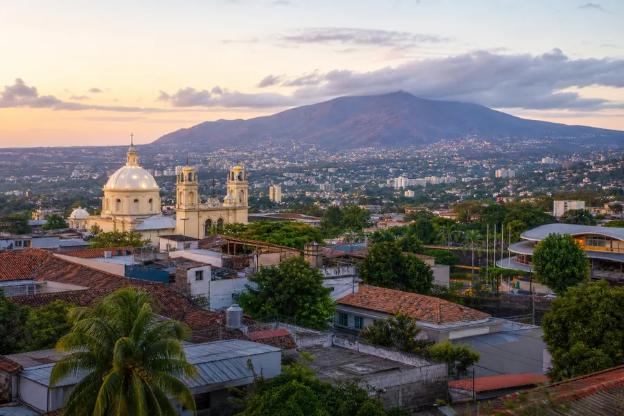 Illustration photographique : une vue éditoriale de San Salvador, El Salvador. Illustration éditoriale, scène imaginaire.