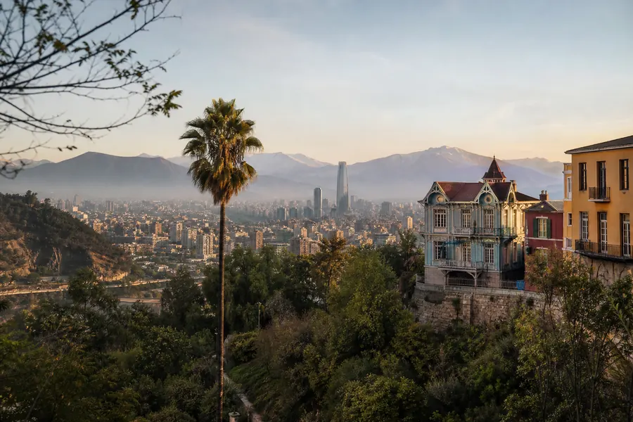 Illustration photographique : une vue éditoriale de Santiago, Chili. Illustration éditoriale, scène imaginaire.