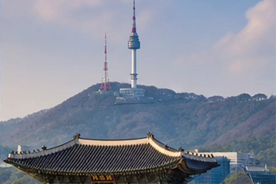 Illustration photographique : le palais Gyeongbokgung et la tour Namsan à Séoul. Illustration éditoriale, scène imaginaire.