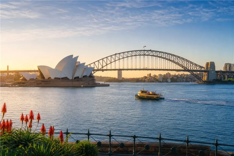 L’opéra de Sydney et le Harbour Bridge vus depuis la baie. Illustration éditoriale, scène imaginaire.