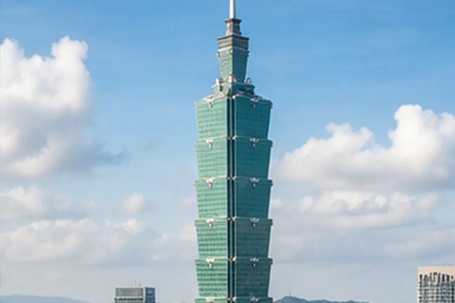 Illustration photographique : Taipei 101 au-dessus d’un toit de temple traditionnel. Illustration éditoriale, scène imaginaire.