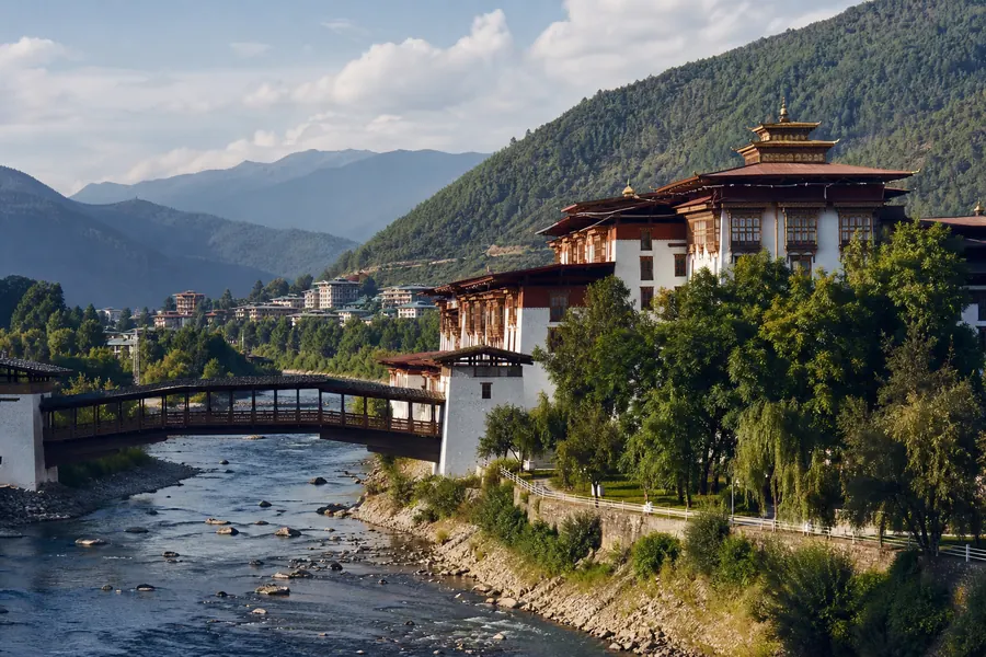 Illustration photographique : une vue éditoriale de Thimphou, Bhoutan. Illustration éditoriale, scène imaginaire.