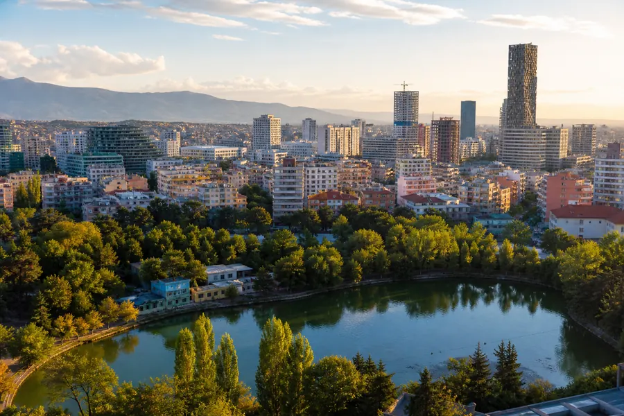 Illustration photographique : une vue éditoriale de Tirana, Albanie. Illustration éditoriale, scène imaginaire.