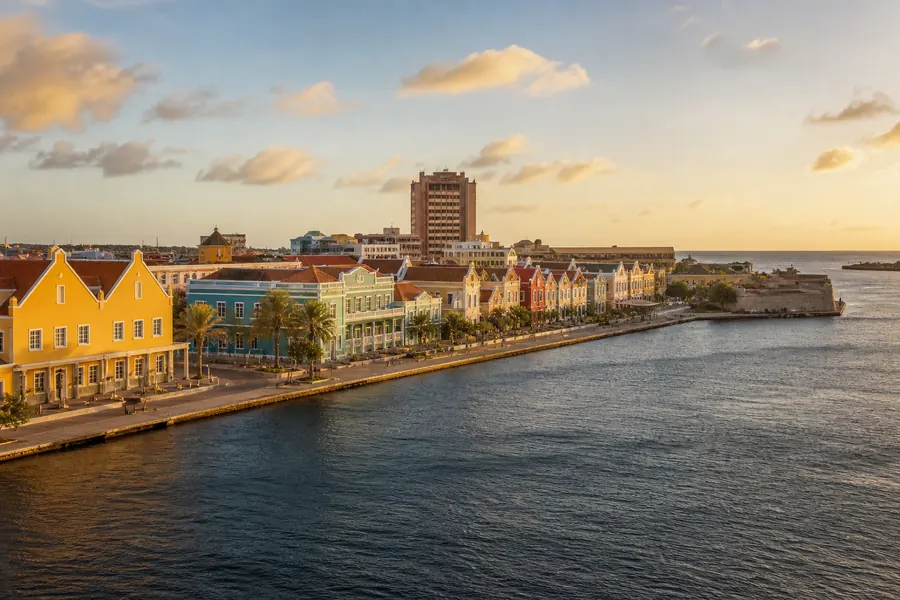 Illustration photographique : une vue éditoriale de Willemstad, Curaçao. Illustration éditoriale, scène imaginaire.