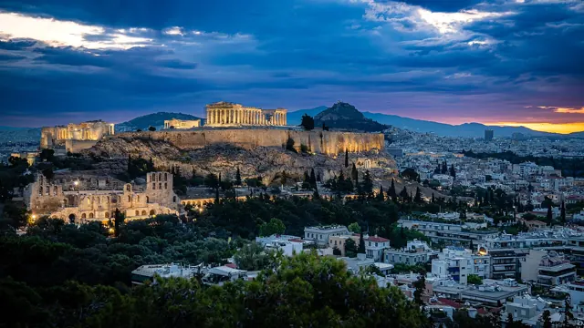 L’Acropole et Athènes au lever du soleil, vues depuis la colline de Philopappos.